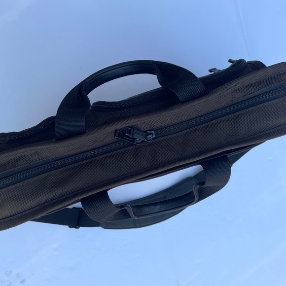 TUMI brown nylon large screen laptop case 17” - Picture 5 of 11